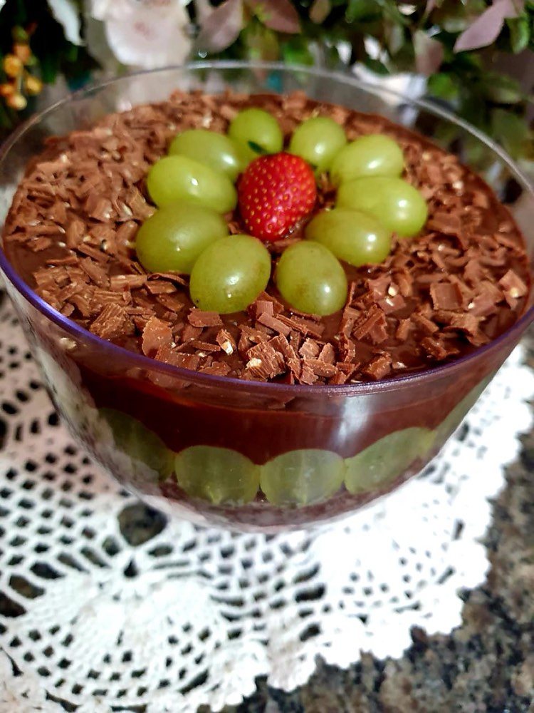 Bolo gelado de chocolate com frutas 1kg