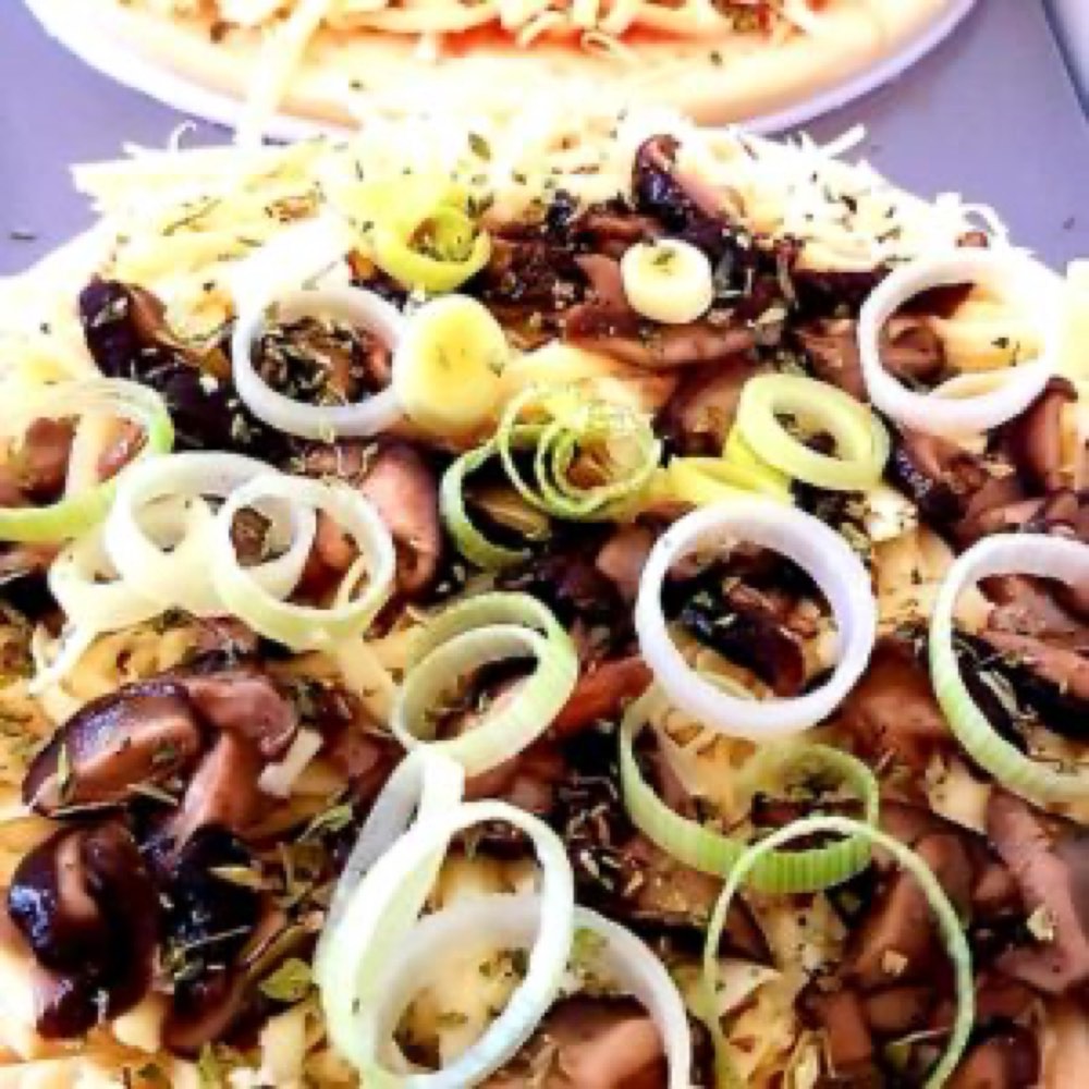 Pizza de shitake com alho-poró